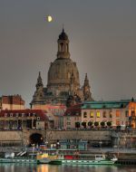 Dresdner Frauenkirche mit Mond